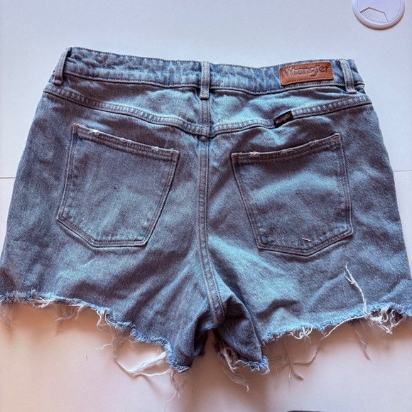 Wrangler Mid-Rise Vintage Denim Shorts Frayed Hem Light Wash Blue Size 8 - Picture 2 of 7